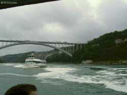 Maid of the mist im Gegenverkehr