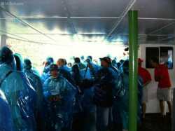 Auf der canadischen Seite der F&auml;lle gab's blaue Regencapes